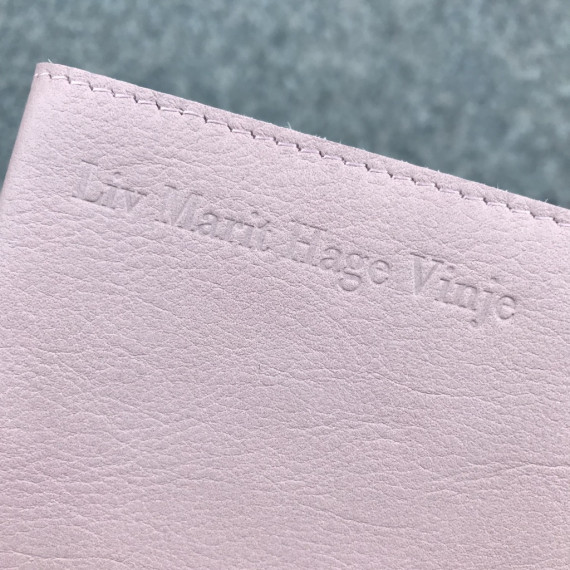 Personlig preg av navn/initialer/kort linje på Skinncover